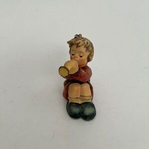 HUMMEL SEATED GIRL WITH HORN #391